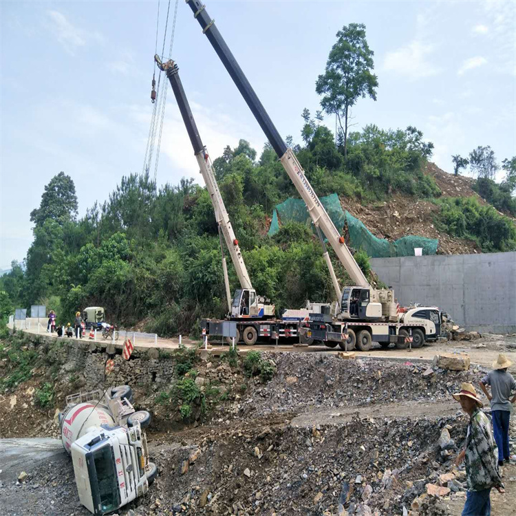 湄潭汽车掉沟里叫吊车救援要多少钱